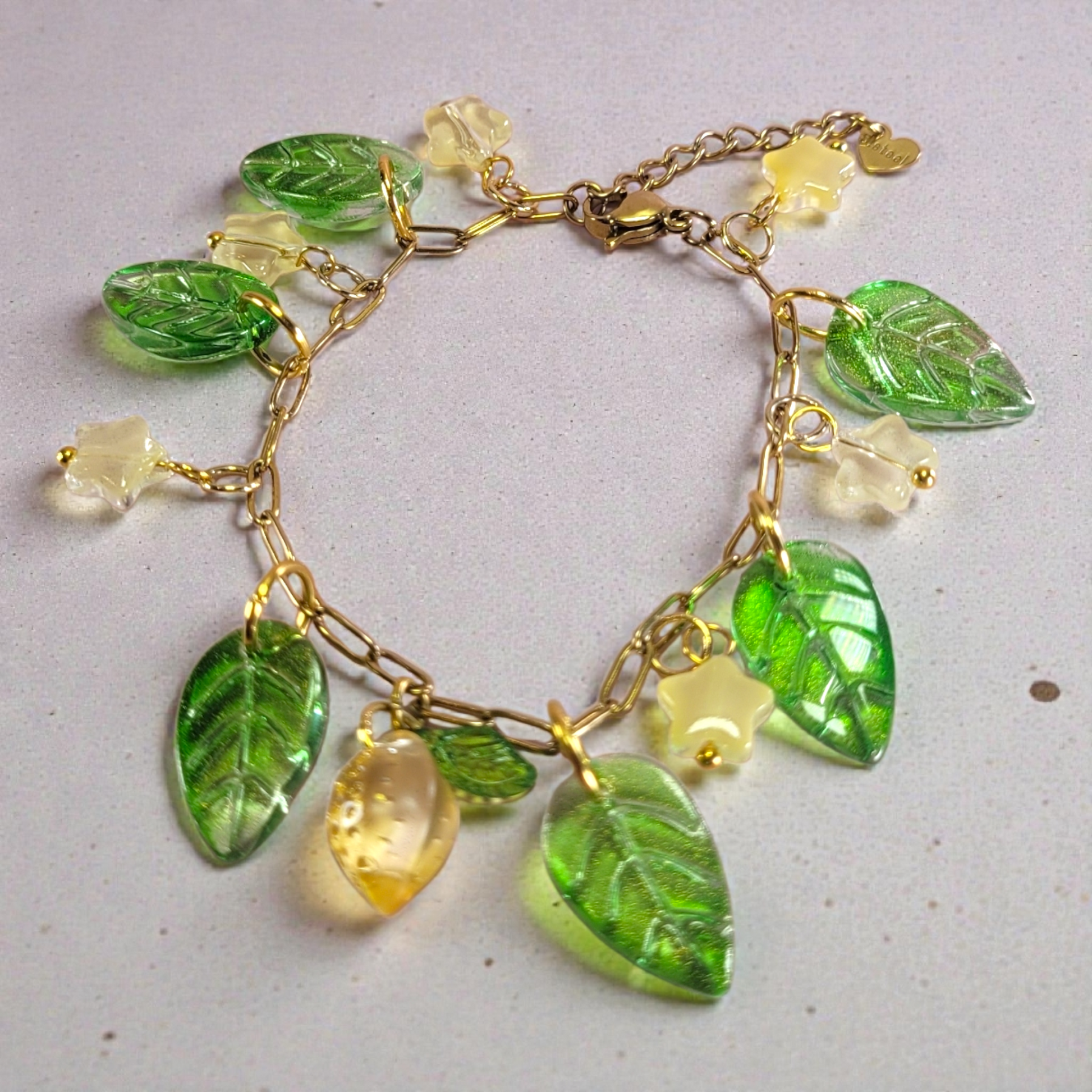 Bransoletka ze stali chirurgicznej ze szklanymi cytrynami i liśćmi. 