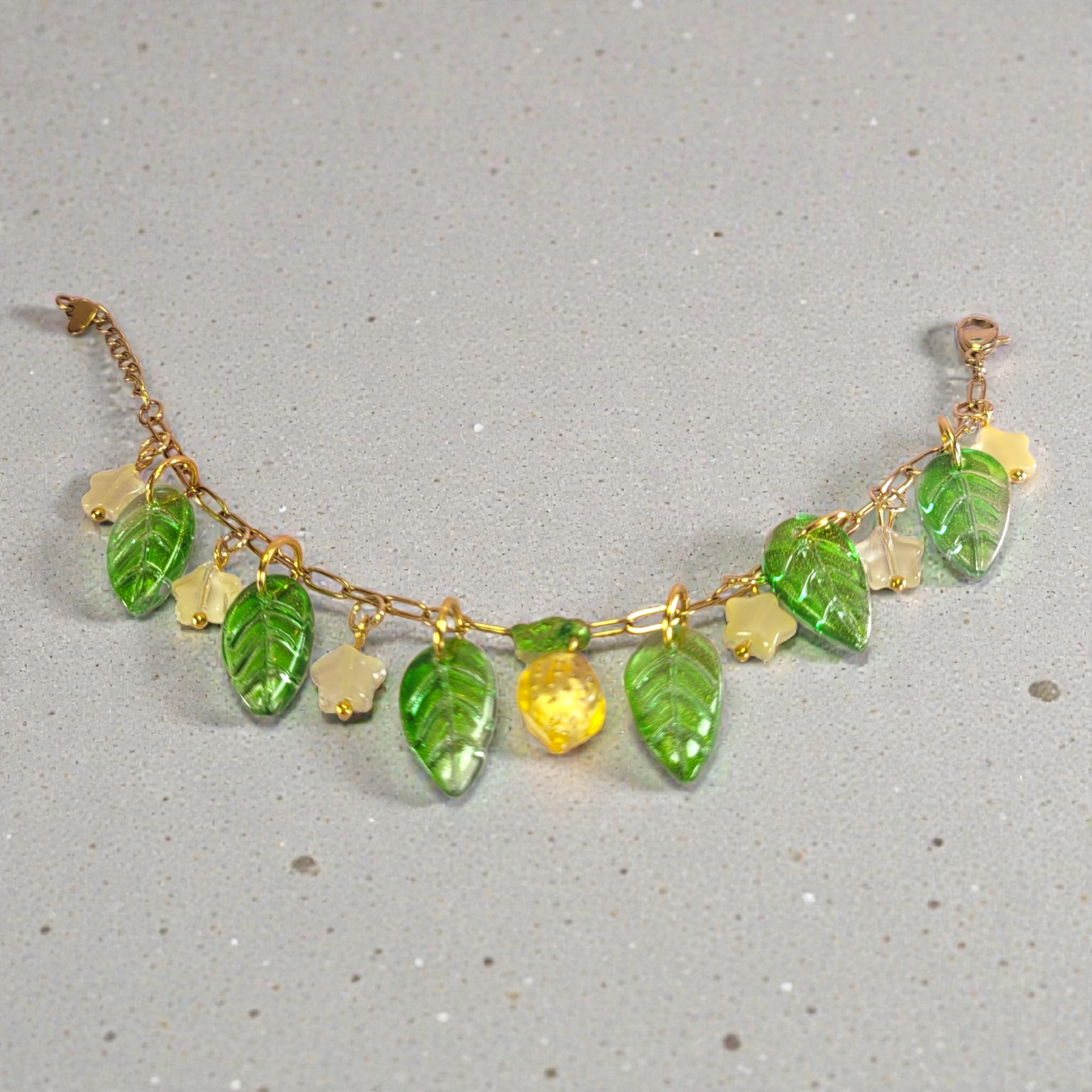 Bransoletka ze stali chirurgicznej ze szklanymi cytrynami i liśćmi. 