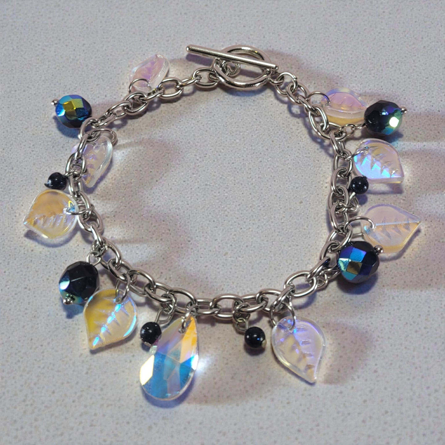 Bransoletka ze stali chirurgicznej ze szklanymi koralikami i nocą kairu. 