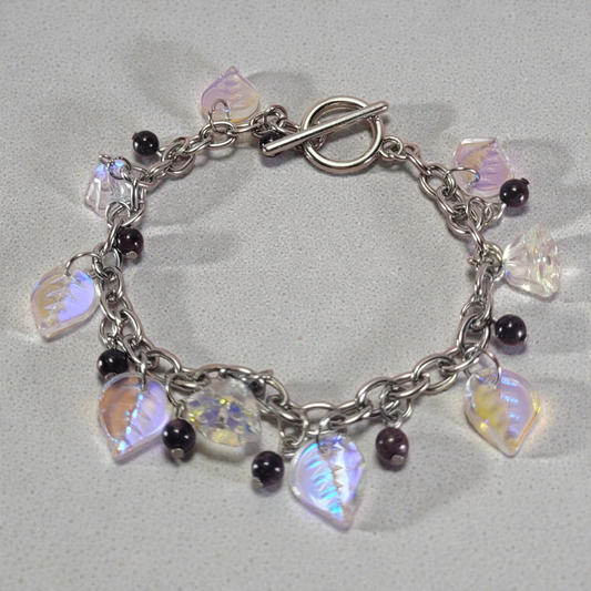 Bransoletka ze stali chirurgicznej ze szklanymi koralikami w kształcie liści i lotosów i granatami. 