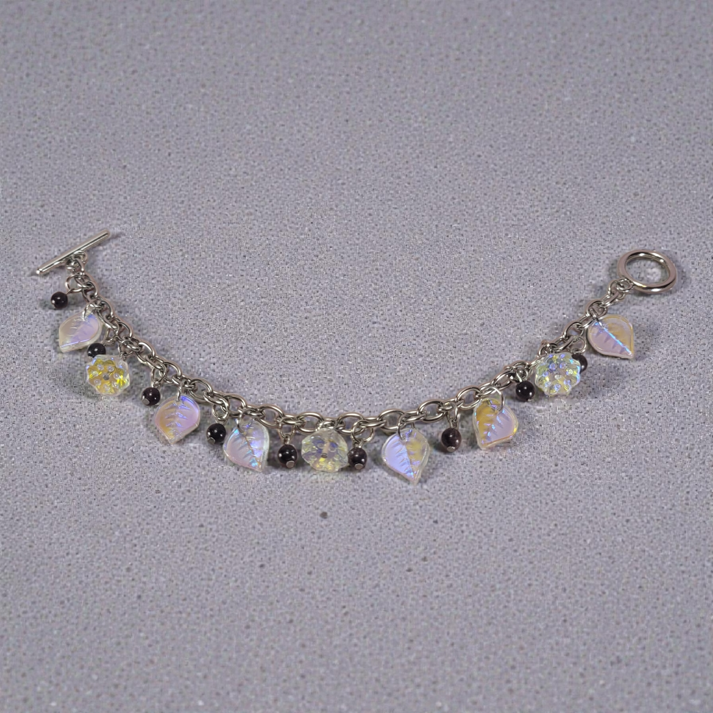 Bransoletka ze stali chirurgicznej ze szklanymi koralikami w kształcie liści i lotosów i granatami. 