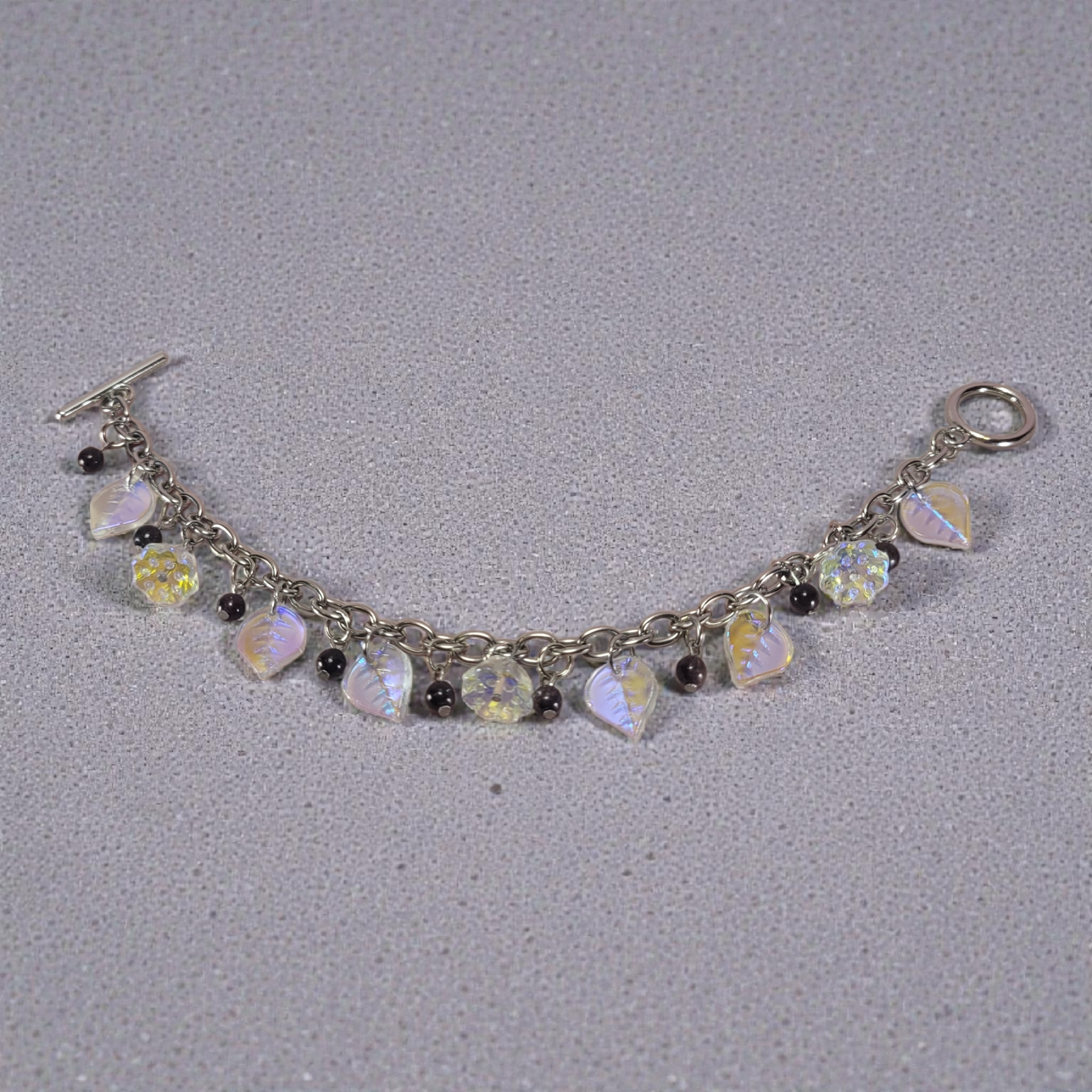 Bransoletka ze stali chirurgicznej ze szklanymi koralikami w kształcie liści i lotosów i granatami. 