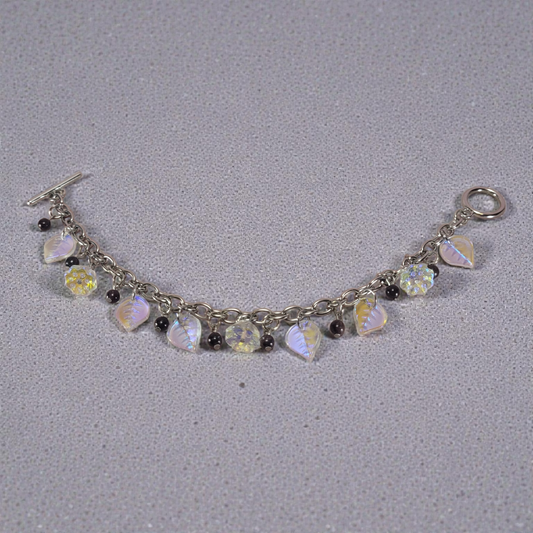 Bransoletka ze stali chirurgicznej ze szklanymi koralikami w kształcie liści i lotosów i granatami. 