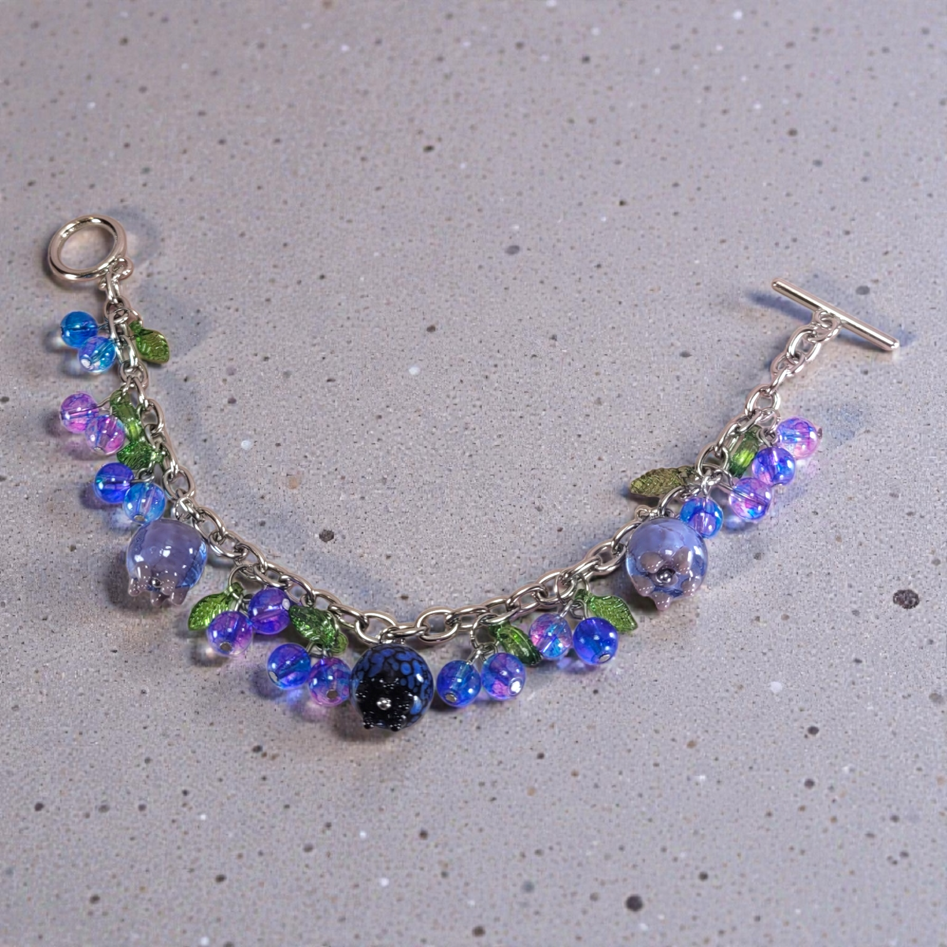Bransoletka stal chirurgiczna szklane borówki i jagody w kolorze fioletowo-niebieskim. 